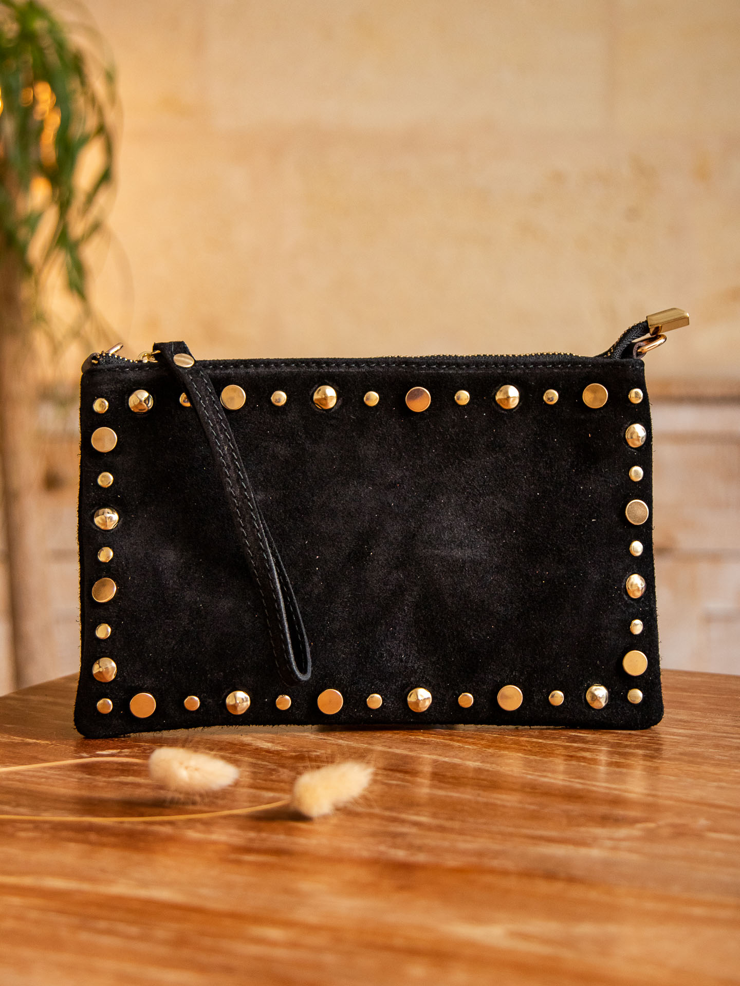 Image illustrative de l'article "Pochette noire clou SCOTT"