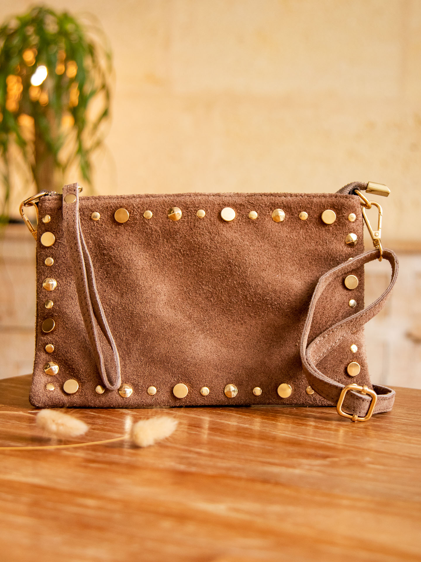 Image illustrative de l'article "Pochette taupe clou SCOTT"