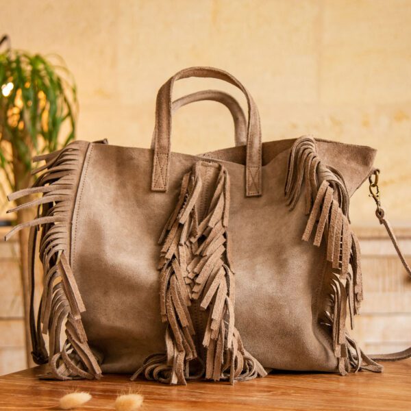 Image illustrative de l'article "Sac frange taupe KARL"