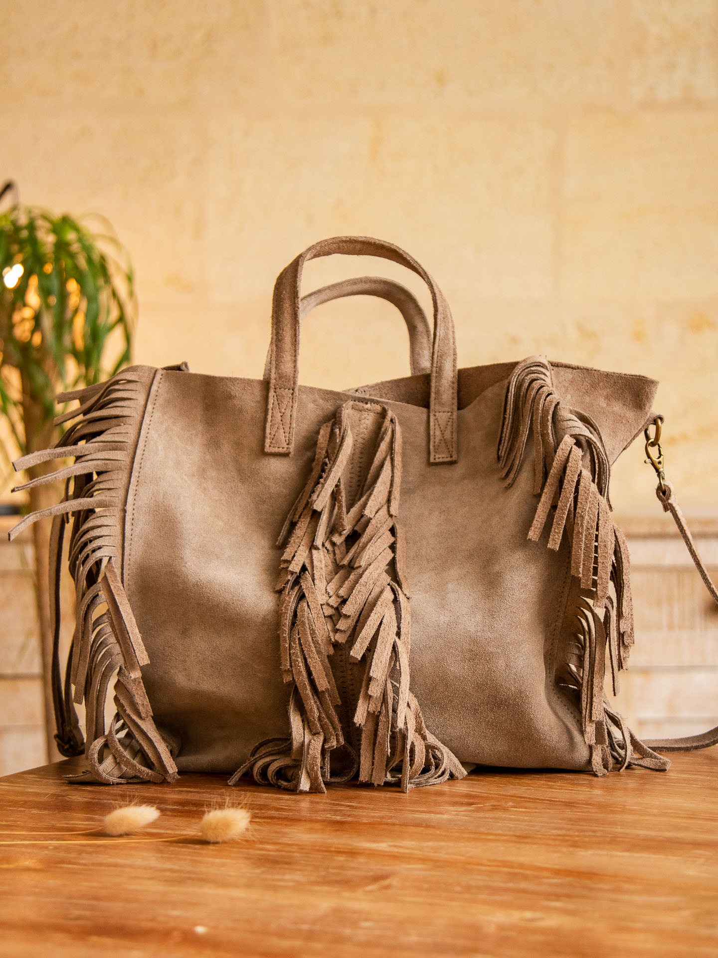 Image illustrative de l'article "Sac frange taupe KARL"