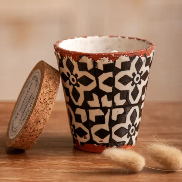 Image illustrative de l'article "Bougie 8.5cm Magnolia – mosaïque noire"