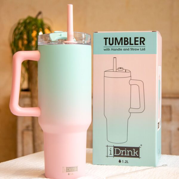 Image illustrative de l'article "Travel Mug – Bleu/Rose"