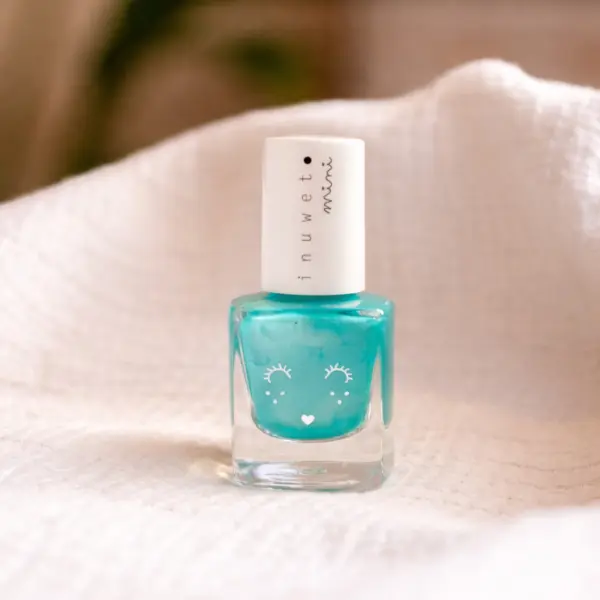 Image illustrative de l'article "VERNIS TURQUOISE"