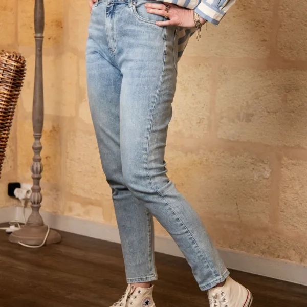 Image illustrative de l'article "jean mom bleu ATLANTA"