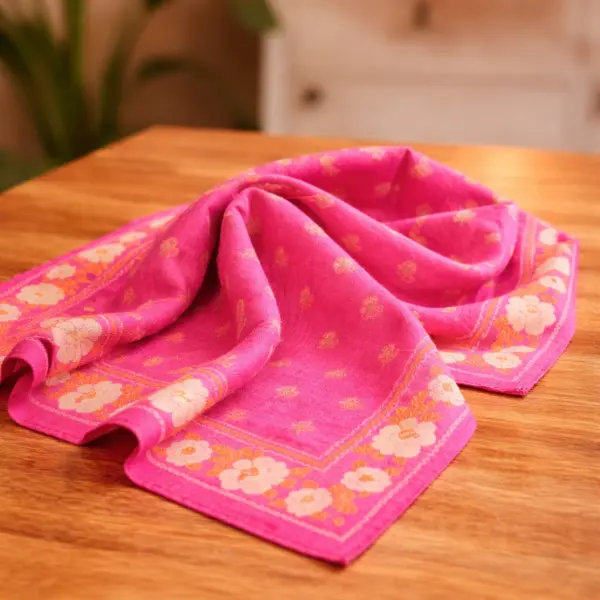 Image illustrative de l'article "Foulard petit NUR CAMELIA"