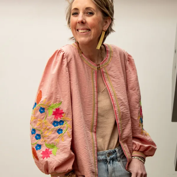 Image illustrative de l'article "Veste rose brodée CALLIOPE"