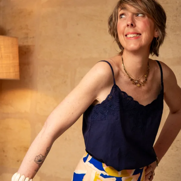 Image illustrative de l'article "Top bleu marine ANITA"