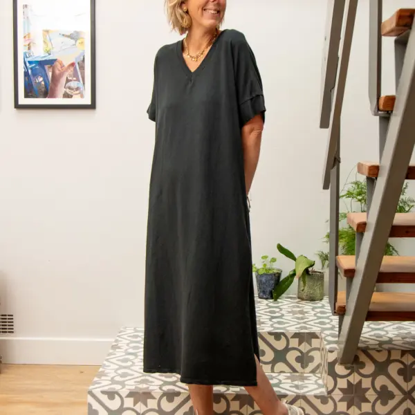 Image illustrative de l'article "Robe t-shirt noir LOTUS"