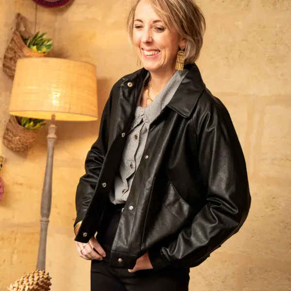 Image illustrative de l'article "Veste noir MAGDA"