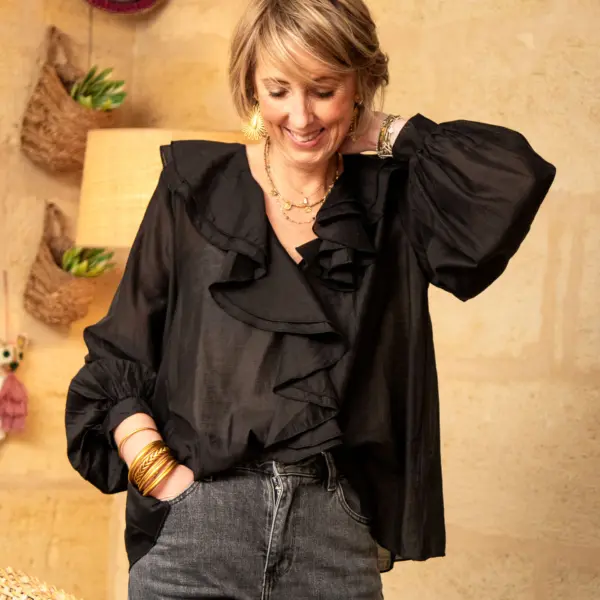 Image illustrative de l'article "Blouse noire BEA"