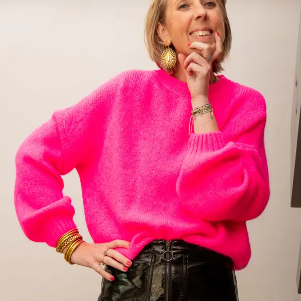 Image illustrative de l'article "Pull rose fluo THEA"