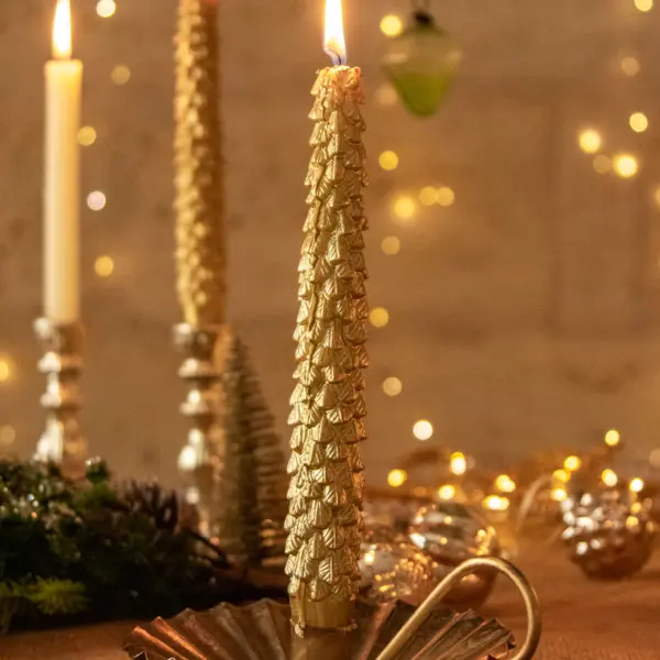 Image illustrative de l'article "Set de 2 bougies flambeaux sapins dorés"