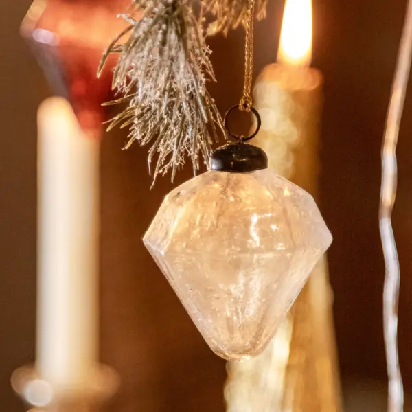 Image illustrative de l'article "Ornement verre diamant blanc"