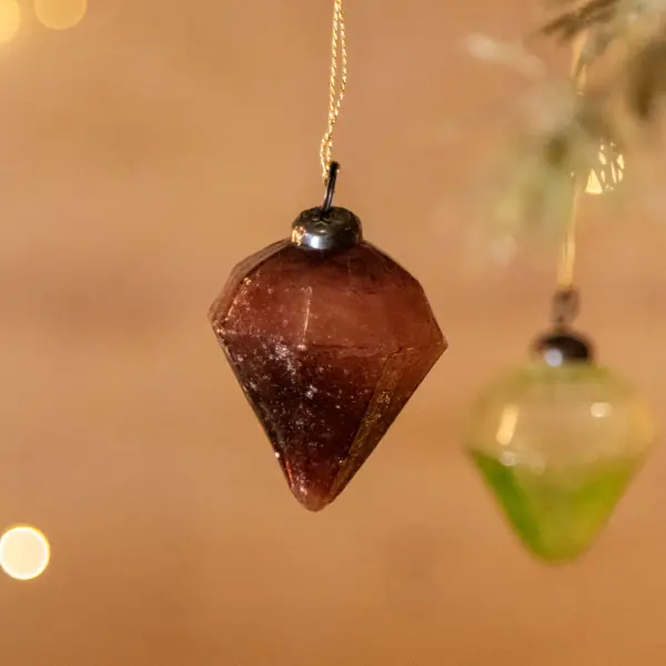 Image illustrative de l'article "Ornement verre diamant violet"