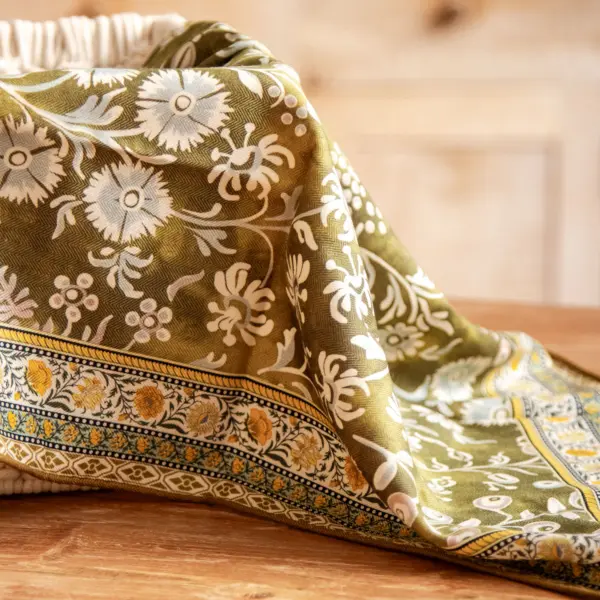 Image illustrative de l'article "Foulard fleur BOBY"