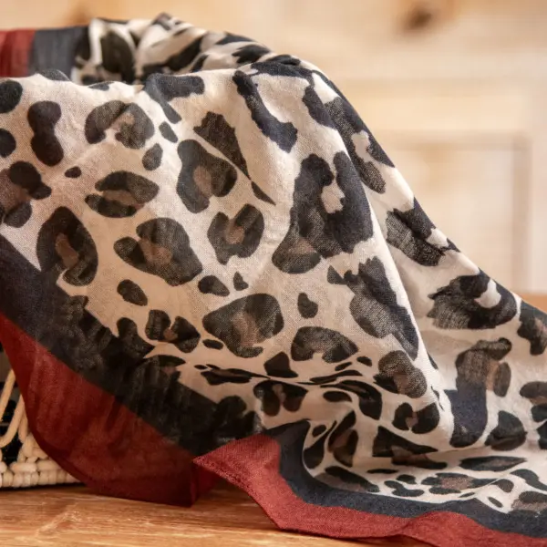 Image illustrative de l'article "Foulard bordeaux LEO"