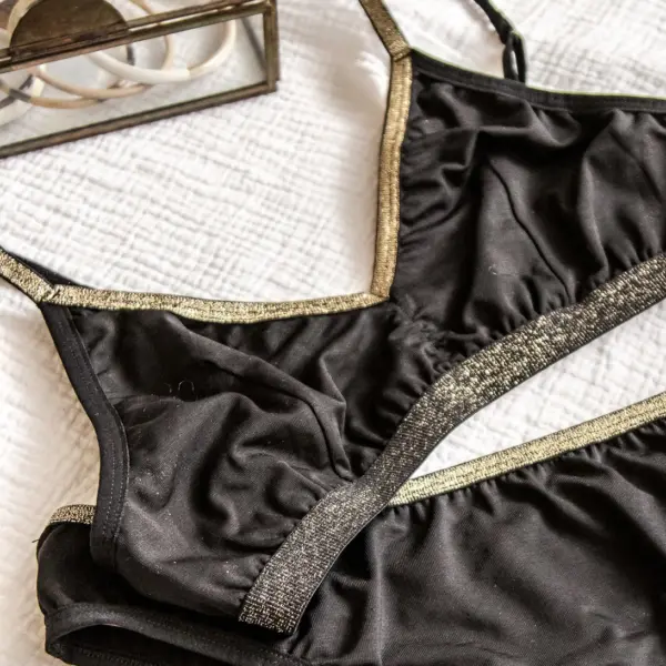 Image illustrative de l'article "Brassière pirate black  lurex"