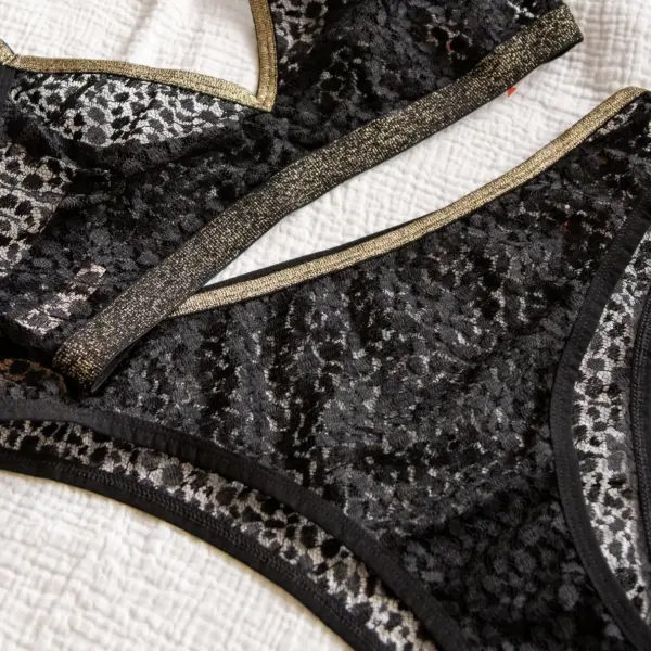 Image illustrative de l'article "Culotte dentelle noir lurex"