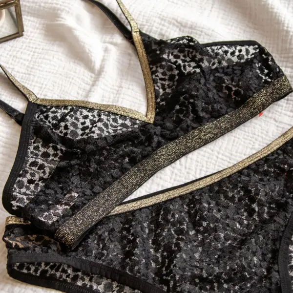 Image illustrative de l'article "Brassière dentelle noir lurex"