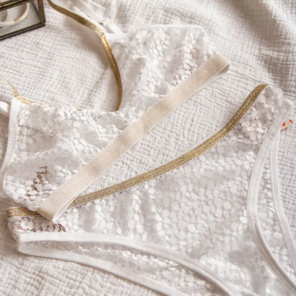 Image illustrative de l'article "Culotte dentelle blanc lurex"