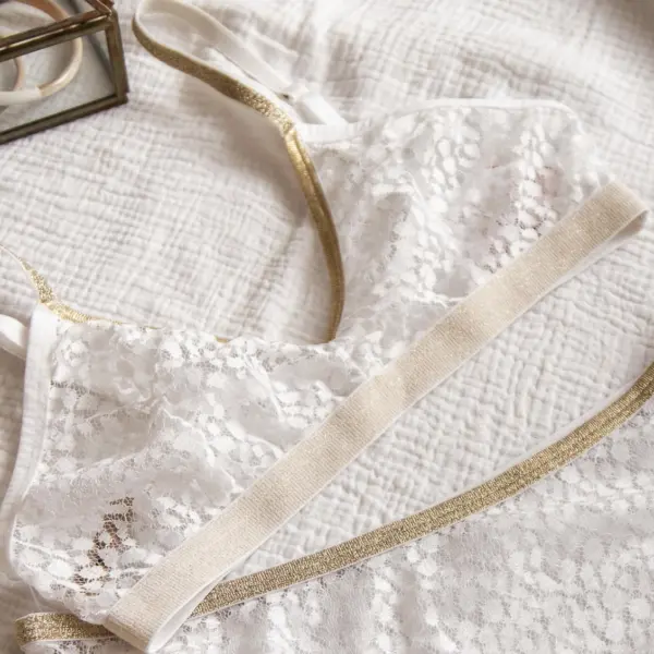 Image illustrative de l'article "Brassière dentelle blanc lurex"