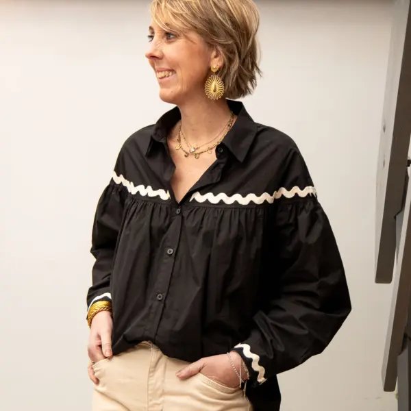 Image illustrative de l'article "Blouse noir AKILA"