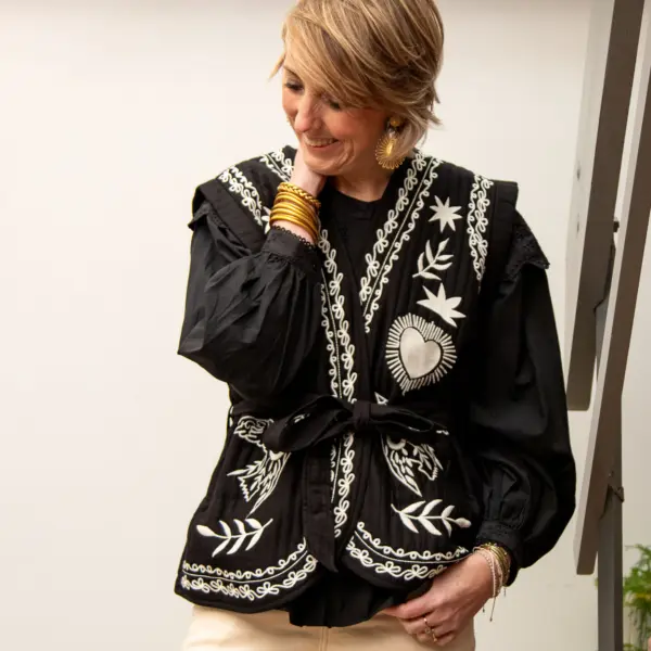 Image illustrative de l'article "Veste sans manche kimono noir LESLIE"