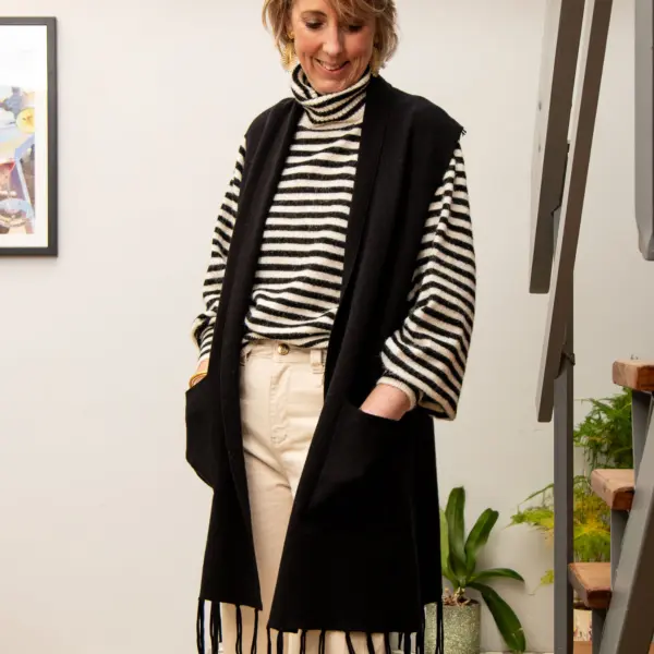 Image illustrative de l'article "Gilet sans manche maille noir MARYAM"