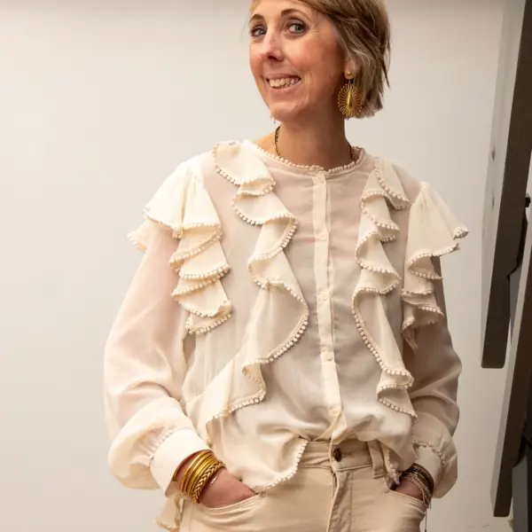 Image illustrative de l'article "Blouse creme volant LEIA"