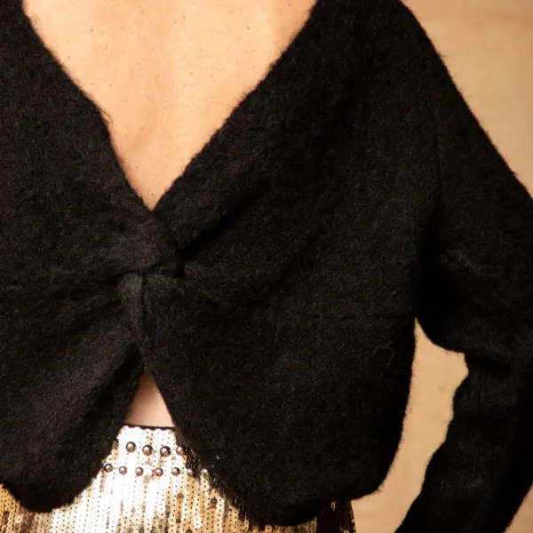 Image illustrative de l'article "Pull noir FLORA"