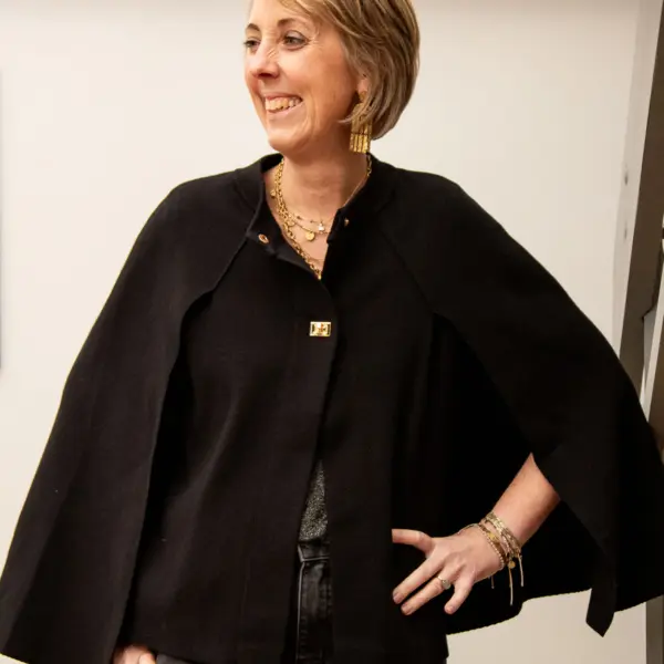 Image illustrative de l'article "Pull cape noir CORALIE"