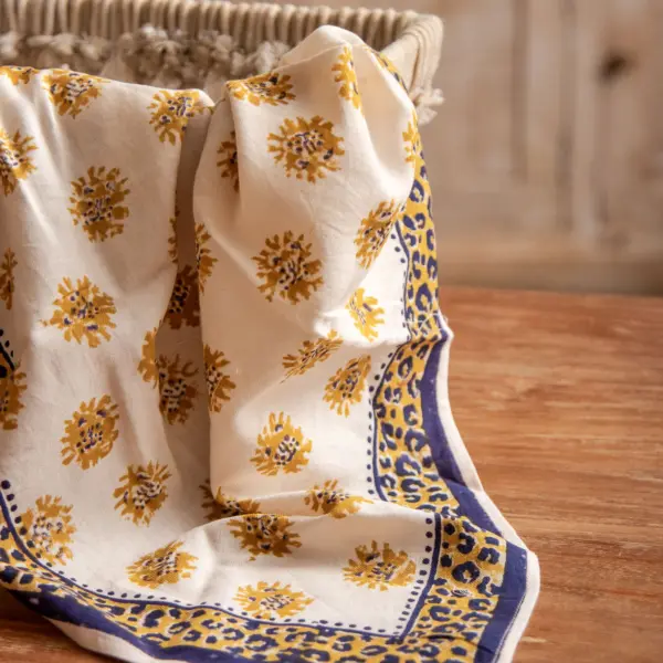 Image illustrative de l'article "petit foulard écru CLARENCE"