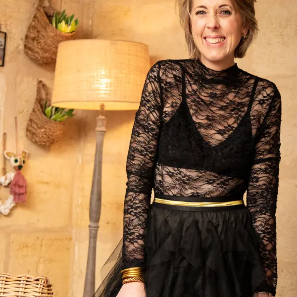 Image illustrative de l'article "Top noir dentelle CARRIE"