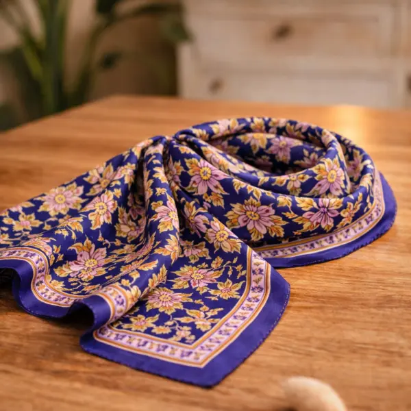 Image illustrative de l'article "Foulard Arya Indigo"