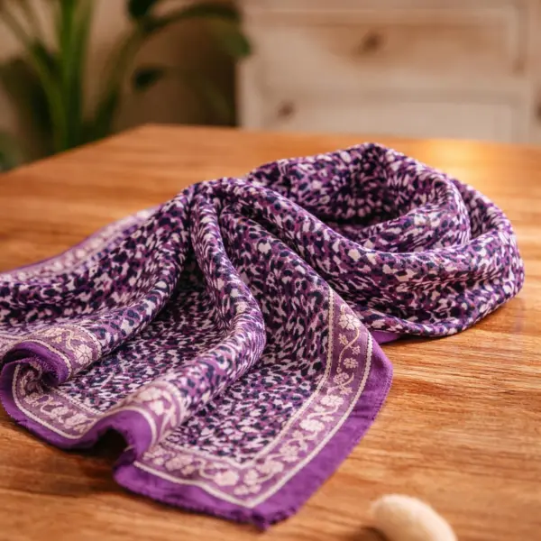 Image illustrative de l'article "petit foulard Leopard Violine"