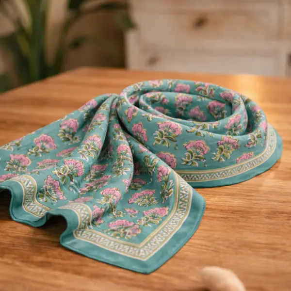 Image illustrative de l'article "petit foulard Namaste Vert"