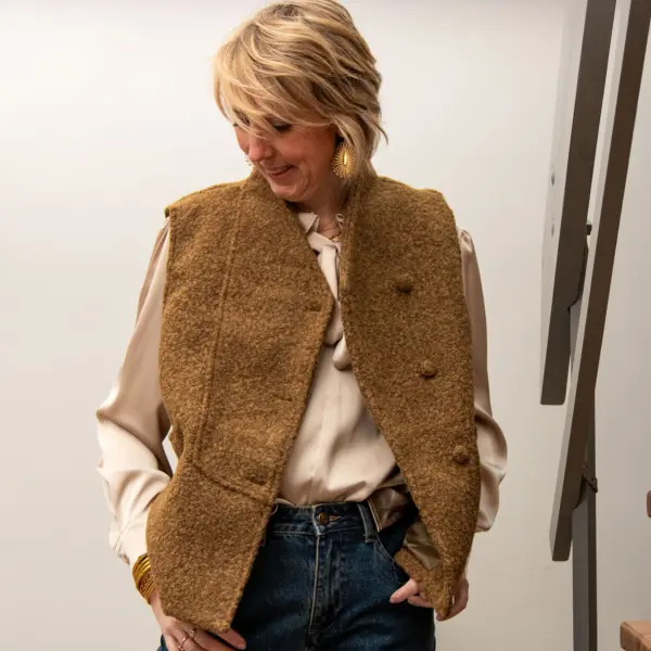 Image illustrative de l'article "Veste sans manche kaki SAMIA"