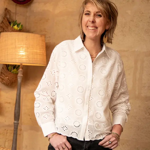 Image illustrative de l'article "Chemise blanche ADA"