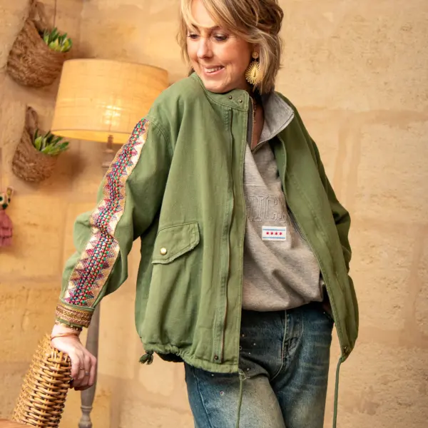 Image illustrative de l'article "Veste kaki ALEXIE"