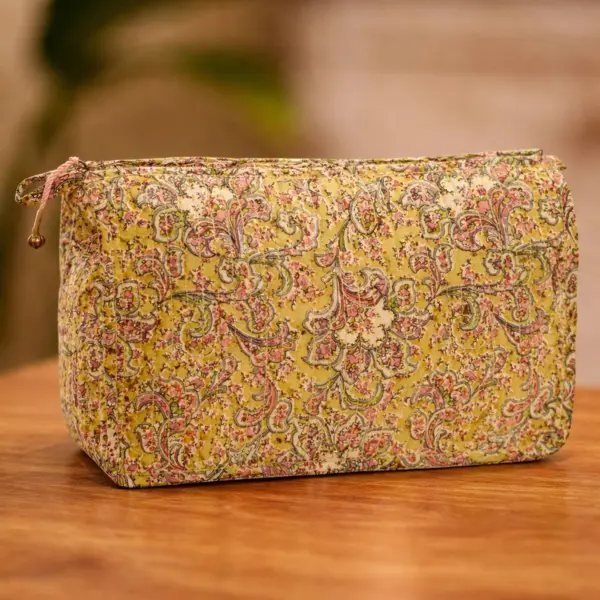 Image illustrative de l'article "Trousse de toilette matelassé jaune"