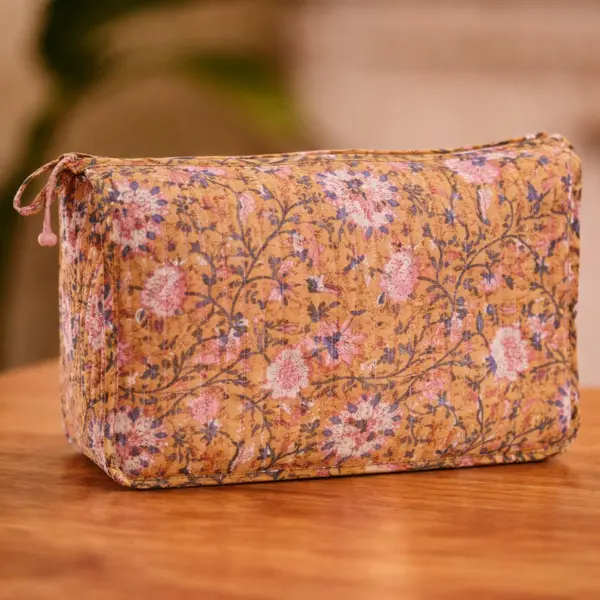 Image illustrative de l'article "Trousse de toilette matelassé rose"