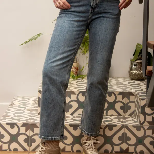 Image illustrative de l'article "Jean droit bleu SOLANGE"