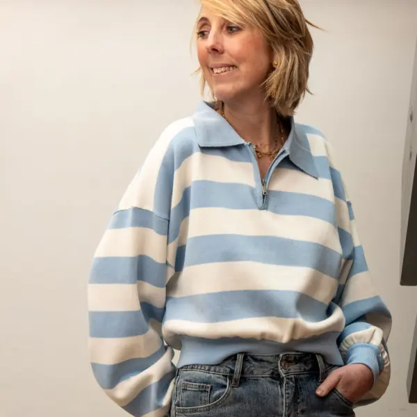 Image illustrative de l'article "Pull rayé bleu LINDA"