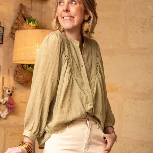 Image illustrative de l'article "Blouse olive MIA"