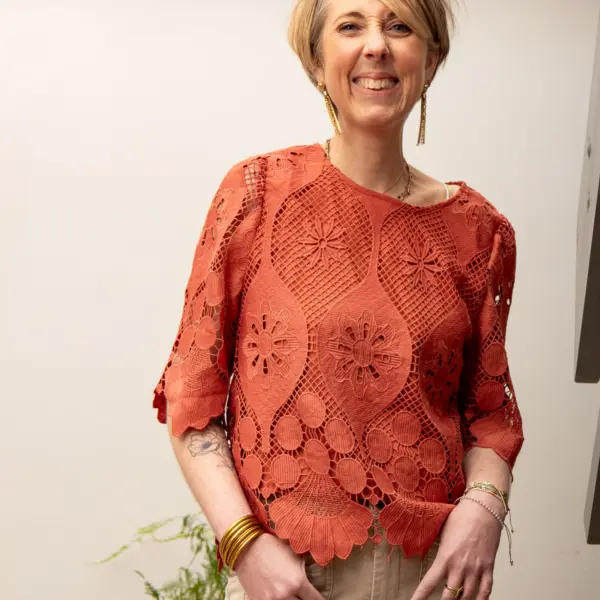 Image illustrative de l'article "Top brodé terracotta BEA"