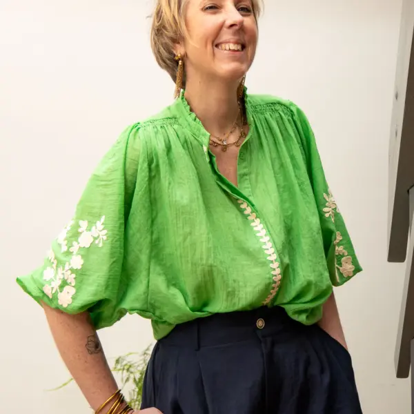 Image illustrative de l'article "Blouse verte brodée SINA"
