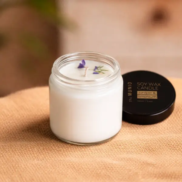 Image illustrative de l'article "Bougie parfumée genièvre et limonium"