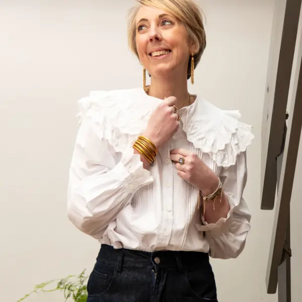 Image illustrative de l'article "Blouse blanche col brodé MILA"