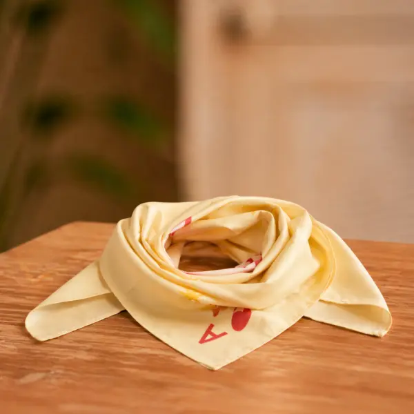 Image illustrative de l'article "Foulard jaune étoiles JOLANDA- PIECES"