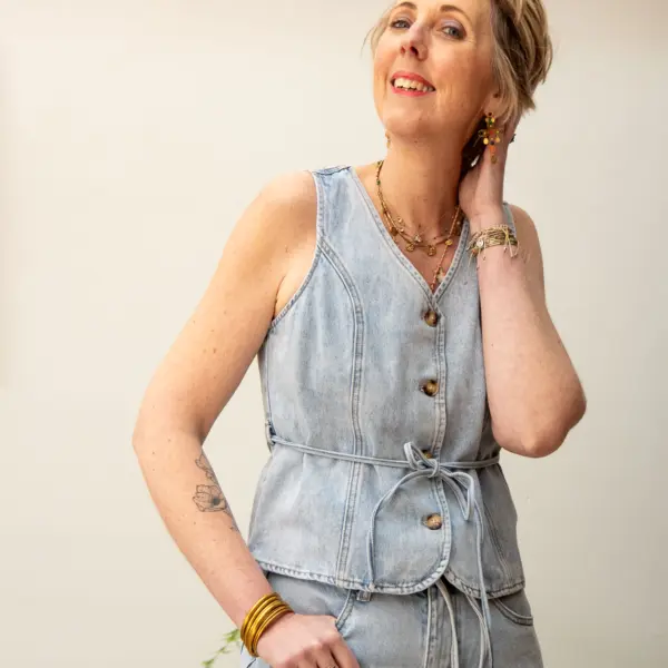 Image illustrative de l'article "Gilet sans manche en jean bleu JUNA - ORAIJE"